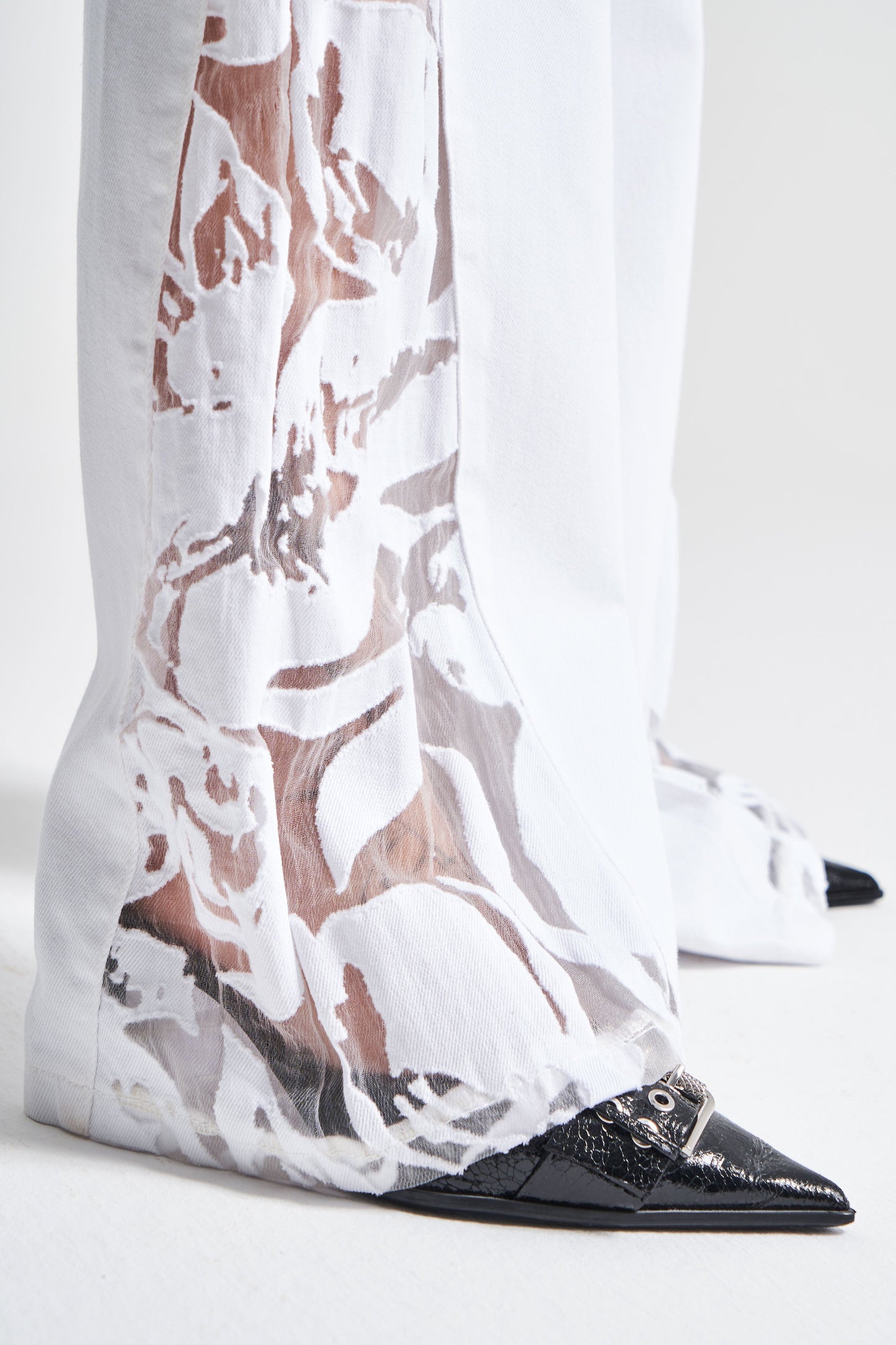 Romy™ | Jean large blanc avec détails en chiffon – style décontracté, allure affirmée